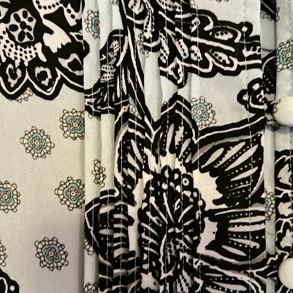 EXPRESS Black/Pale Blue/Cream Floral Cold Shoulder Button Up Blouse, Small, GUC. - Picture 6 of 9